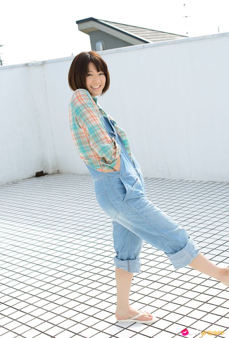 Asiatisk skønhed Mayu Kamiya blotter sine naturlige små bryster og poserer solo