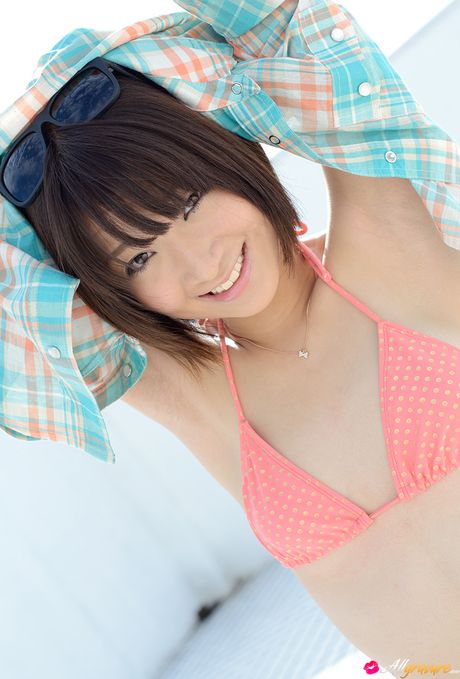 Asiatisk skønhed Mayu Kamiya blotter sine naturlige små bryster og poserer solo