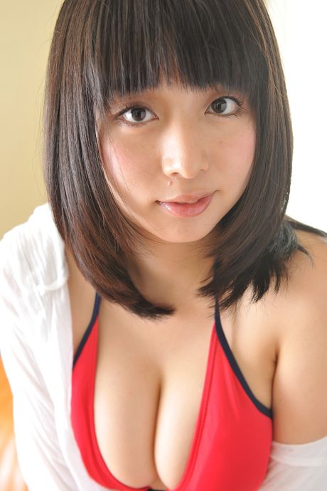 身穿比基尼的亞洲寶貝 Megumi Suzumoto 炫耀她的巨乳