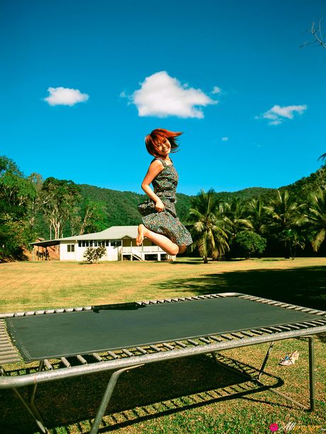 亞洲女孩阿部麻美（Asami Abe）只穿著透明內褲在床上赤裸裸