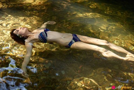 亞洲美女 Neo 在野外展示她的小胸部和光禿禿的陰部