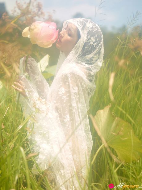 亞洲美女 Neo 在野外展示她的小胸部和光禿禿的陰部