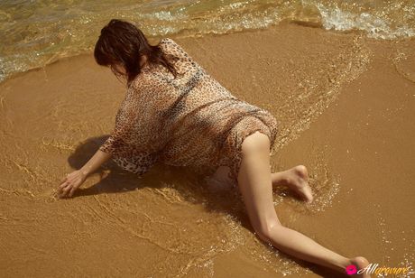 亞洲美女 Neo 在野外展示她的小胸部和光禿禿的陰部