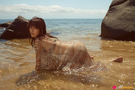 亞洲美女 Neo 在野外展示她的小胸部和光禿禿的陰部