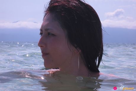 亞洲美女 Neo 在野外展示她的小胸部和光禿禿的陰部