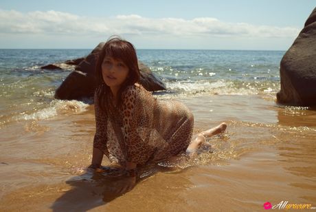 亞洲美女 Neo 在野外展示她的小胸部和光禿禿的陰部