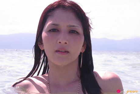 亞洲美女 Neo 在野外展示她的小胸部和光禿禿的陰部