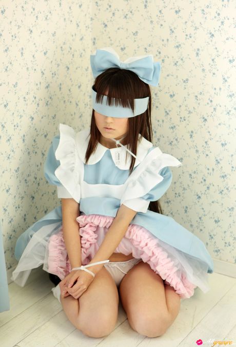 Asiatisk teenager Kana Moriyama bliver nøgen i høje hæle og en sløjfe