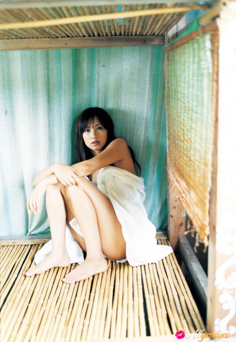 アジア人モデルの優木まおみがソロで彼女の元気なお尻とオマンコを披露