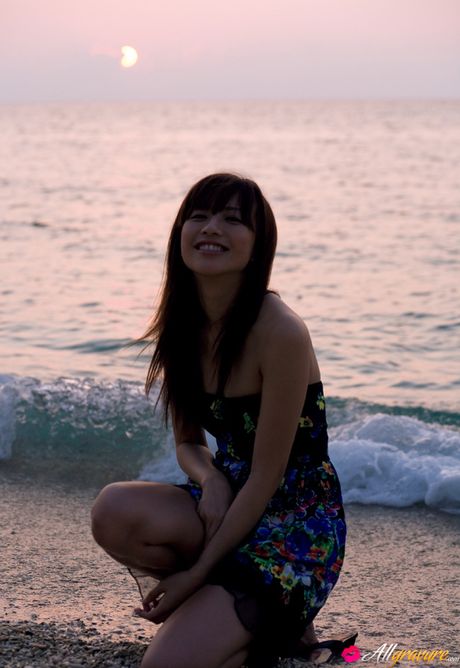 アジア人モデルの優木まおみがソロで彼女の元気なお尻とオマンコを披露