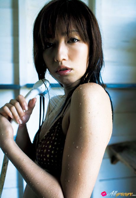 アジア人モデルの優木まおみがソロで彼女の元気なお尻とオマンコを披露