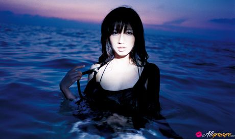 アジア人モデルの優木まおみがソロで彼女の元気なお尻とオマンコを披露