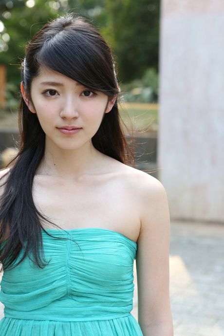Asian teen Airi Suzuki shows her teeny tits and stands revealed in the nude outdoors