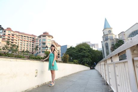 Asian teen Airi Suzuki shows her teeny tits and stands revealed in the nude outdoors