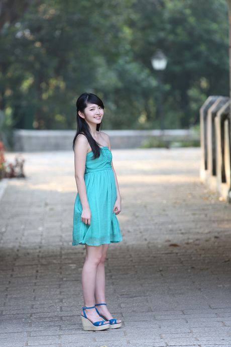 Asian teen Airi Suzuki shows her teeny tits and stands revealed in the nude outdoors