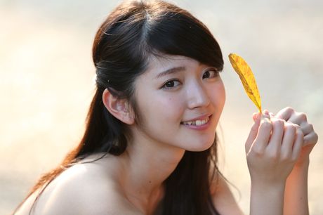 Asian teen Airi Suzuki shows her teeny tits and stands revealed in the nude outdoors