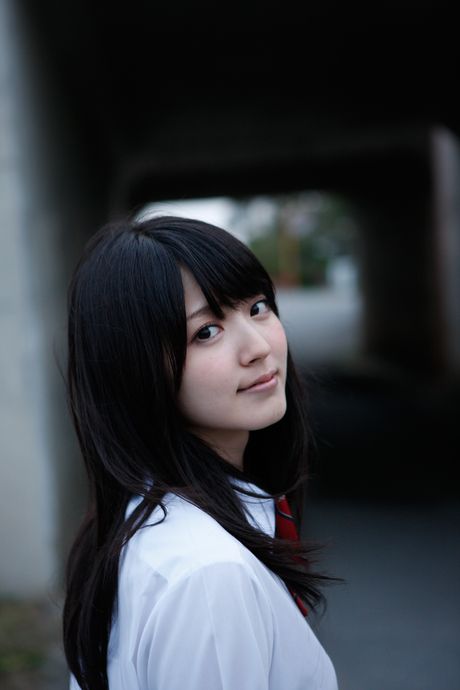 Asiatisk skønhed Airi Suzuki fremhæver sine små bryster og viser sin bare hud i en solo