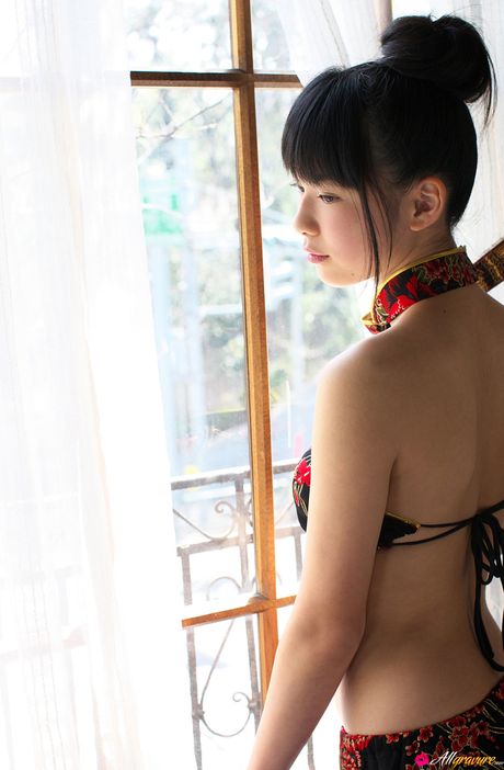 Ravishing Asian babe Tomoe Yamanaka flaunts her tiny tits and her shaved pussy