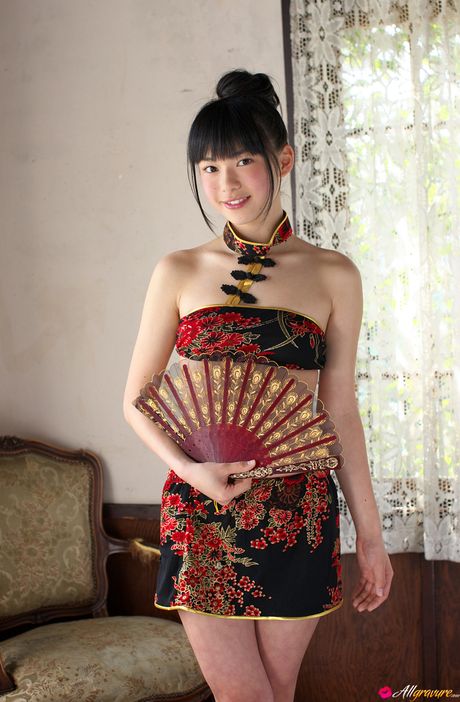 Henrivende asiatisk babe Tomoe Yamanaka viser sine små bryster og sin glatbarberede fisse frem