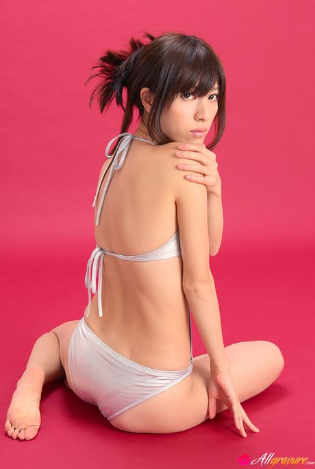 Brown-eyed Japanese babe Mana Mizuno strips off her bikini and reveals her naked form