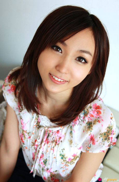 亞洲寶貝 Risa Yoshiki 露出她堅挺的乳房並獨自擺姿勢