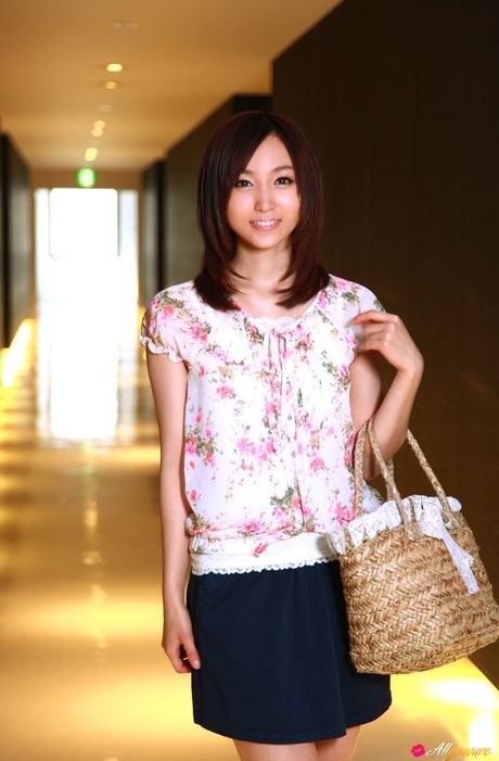 亞洲寶貝 Risa Yoshiki 露出她堅挺的乳房並獨自擺姿勢