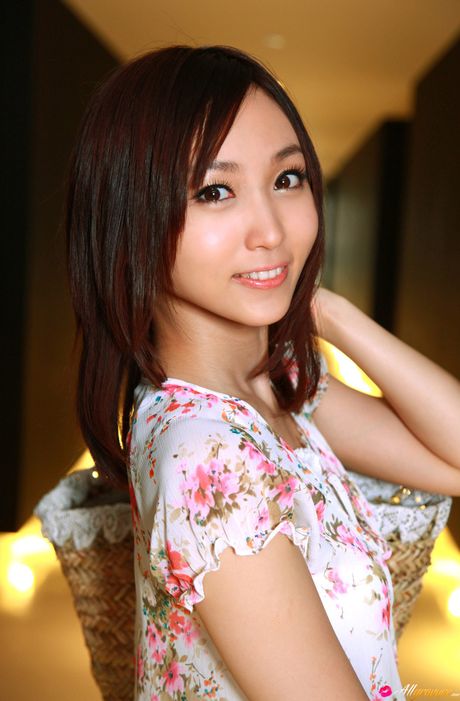 亞洲寶貝 Risa Yoshiki 露出她堅挺的乳房並獨自擺姿勢