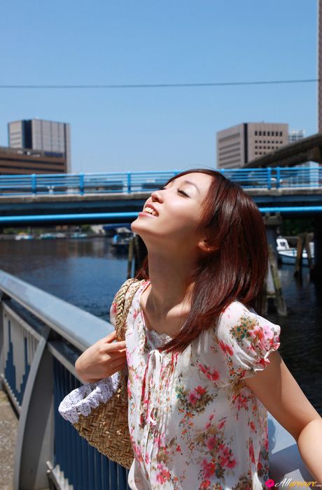 亞洲寶貝 Risa Yoshiki 露出她堅挺的乳房並獨自擺姿勢