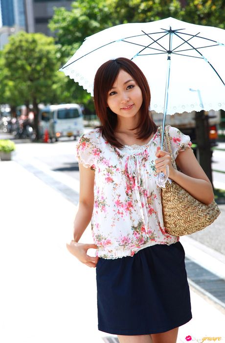 亞洲寶貝 Risa Yoshiki 露出她堅挺的乳房並獨自擺姿勢