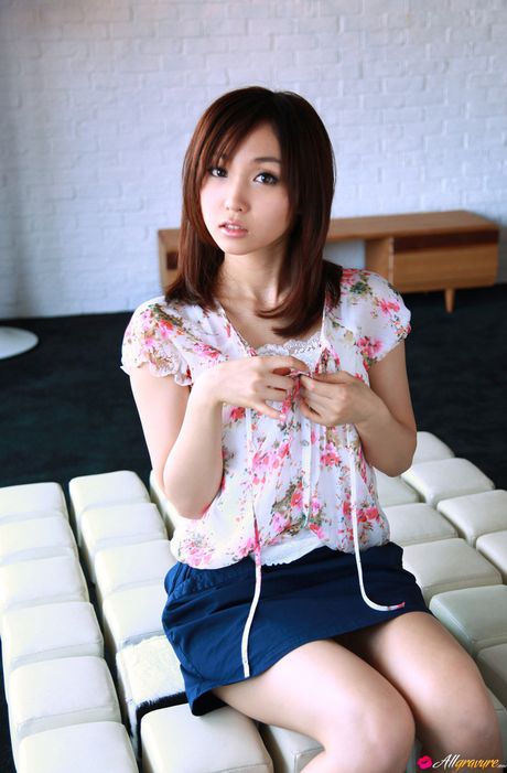 亞洲寶貝 Risa Yoshiki 露出她堅挺的乳房並獨自擺姿勢