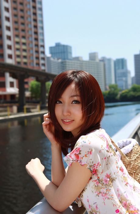 亞洲寶貝 Risa Yoshiki 露出她堅挺的乳房並獨自擺姿勢