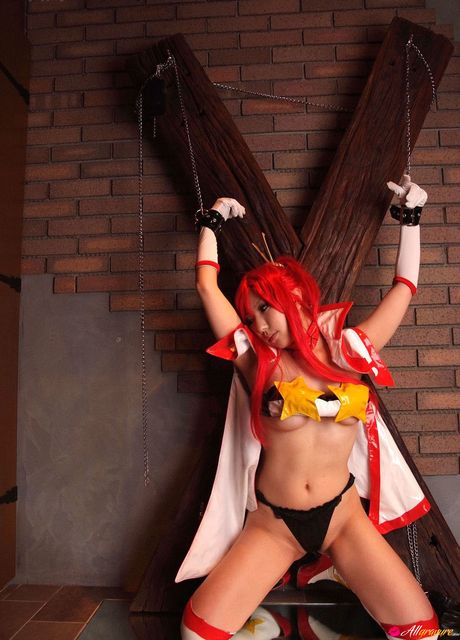 亞洲美女 Ayaka Gekijou 展示她的大胸脯，並獨自擺姿勢