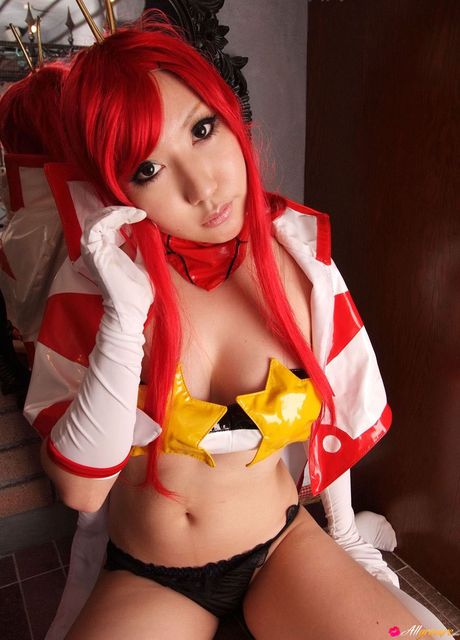 亞洲美女 Ayaka Gekijou 展示她的大胸脯，並獨自擺姿勢