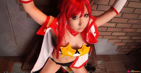 亞洲美女 Ayaka Gekijou 展示她的大胸脯，並獨自擺姿勢