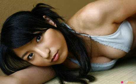 身穿比基尼的 Rina Sasamoto 展示她的小乳房和緊實的臀部