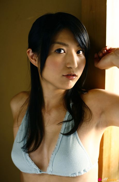 身穿比基尼的 Rina Sasamoto 展示她的小乳房和緊實的臀部