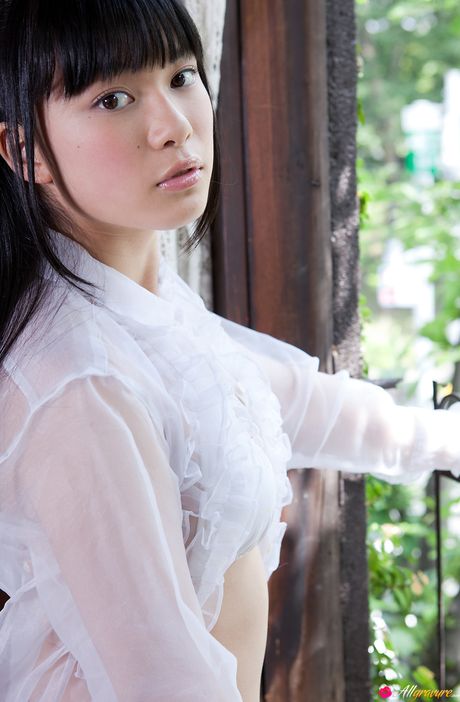 Asian babe Tomoe Yamanaka exhibits her nice tits and poses in a solo