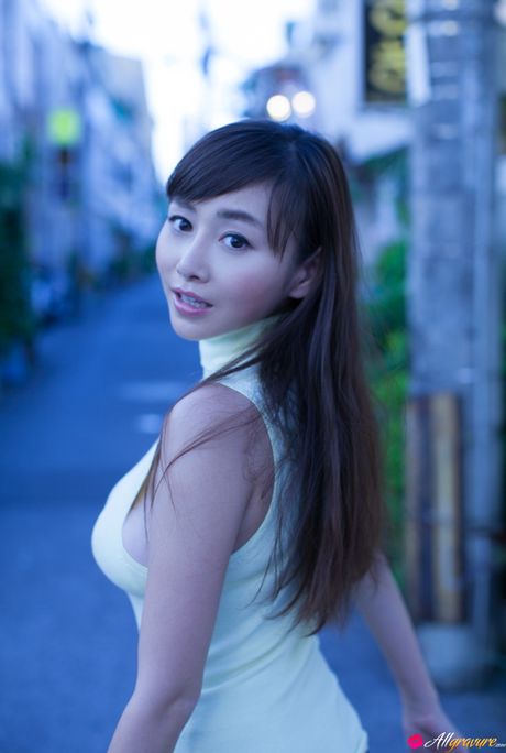 Asiatisk teenager Anri Sugihara præsenterer sine fantastiske bryster og poserer solo