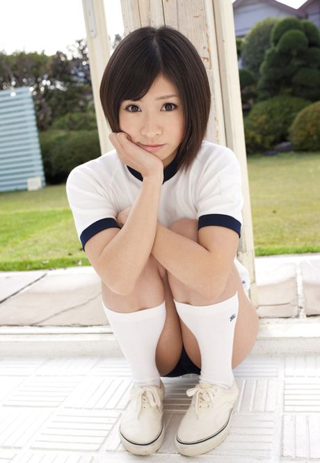 Asian girl Ai Moe shows her hot ass and reveals her nudity for the photo in the garden