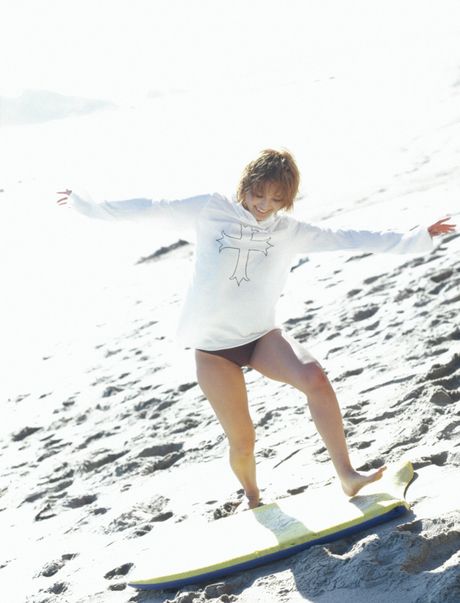 Den asiatiske covergirl Rika Ishikawa viser sine små bryster frem og viser sin udækkede figur udendørs