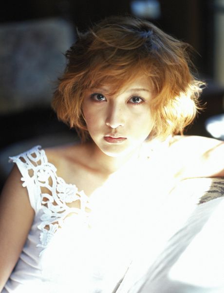 Den asiatiske covergirl Rika Ishikawa viser sine små bryster frem og viser sin udækkede figur udendørs