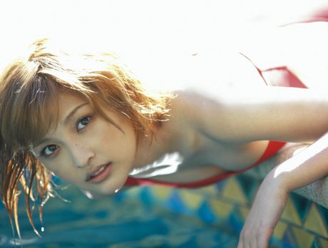 Den asiatiske covergirl Rika Ishikawa viser sine små bryster frem og viser sin udækkede figur udendørs