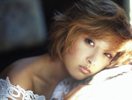 Den asiatiske covergirl Rika Ishikawa viser sine små bryster frem og viser sin udækkede figur udendørs