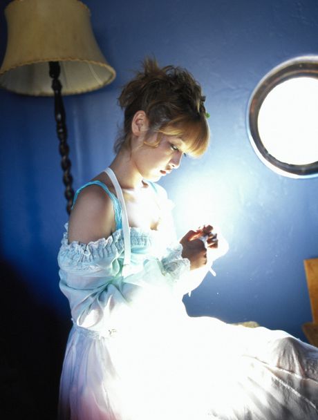 亞洲封面女郎 Rika Ishikawa 展示她的小乳房，並在戶外炫耀她裸露的身材