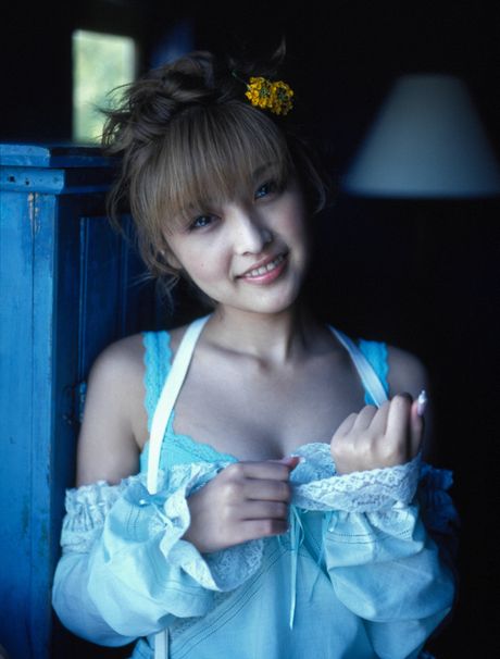 Den asiatiske covergirl Rika Ishikawa viser sine små bryster frem og viser sin udækkede figur udendørs