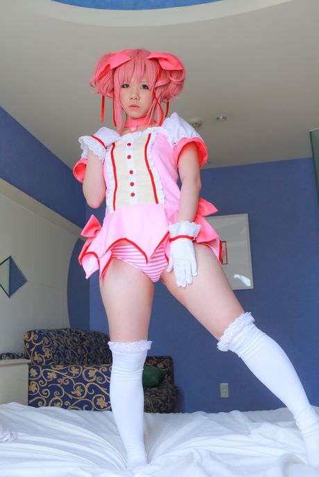 可愛的日本女孩 Mana Tanaka 戴著白手套展示她平坦的乳房並擺姿勢