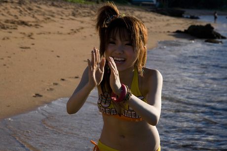 亞洲寶貝 Reina Tanaka 穿著比基尼在沙灘上裸體