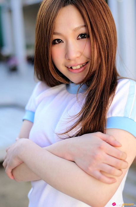 棕色眼睛的日本模特兒 Miyu Kanzaki 展示她的大屁股並獨自擺姿勢