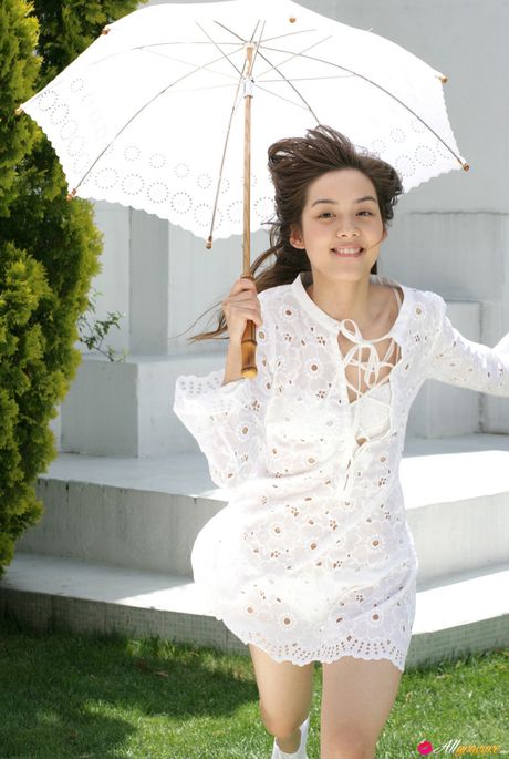 アジアの表紙ガール、ローラ・チェンが小さな胸を披露し、ソロでポーズをとる