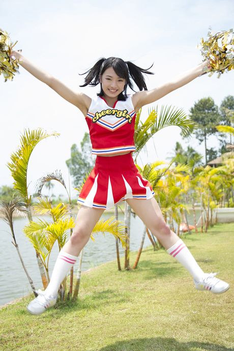 亞洲寶貝 Haruka Nagasawa 穿著啦啦隊裙赤裸裸地躺在毯子上